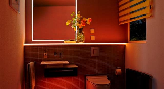 Warmes LED-Licht im Bad
